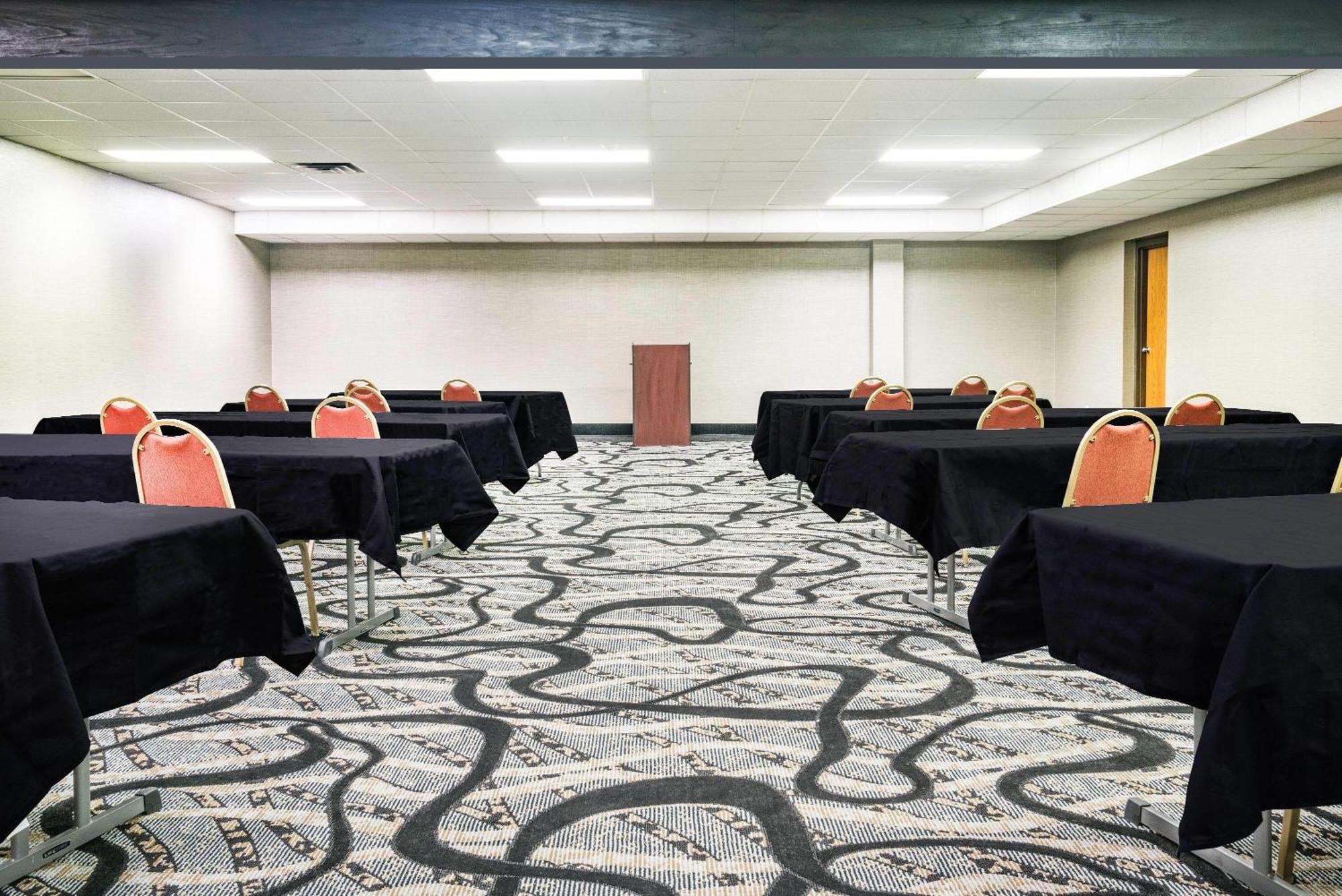 Days Inn & Suites By Wyndham Уосо Экстерьер фото